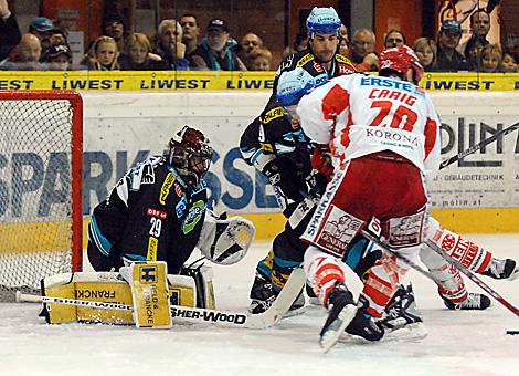 #20 Mike Craig, Stuermer, KAC vor dem der Linz gehuetet von der #29 Juergen Penker, Liwest Black Wings Linz.