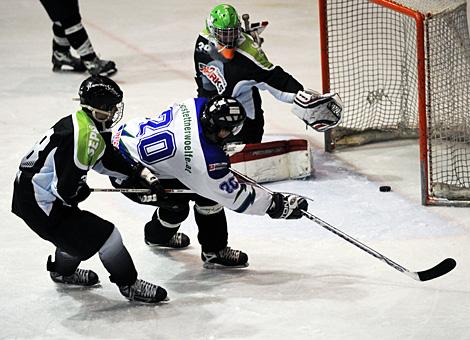 Georg Obermayr, Amstetten scort gegen Thomas Moser, Tormann, Traunsee Sharks, ECU Amstettner Woelfe vs. Traunsee Sharks Gmunden