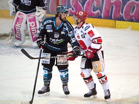 Sebastien Piche, Linz und Jeff Ulmer, Innsbruck, EHC Liwest Black Wings Linz vs HC TWK Innsbruck