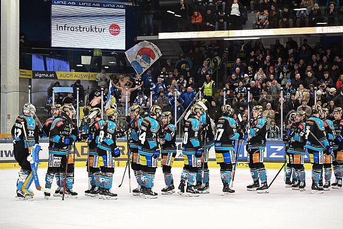 Das Team der Steinbach Black Wings Linz feiern den Heimsieg über den VSV Win2Day ICE Hockey League,  Steinbach Black Wings Linz vs EC iDM Wärmepumpen VSV,  Linz AG Eisarena 