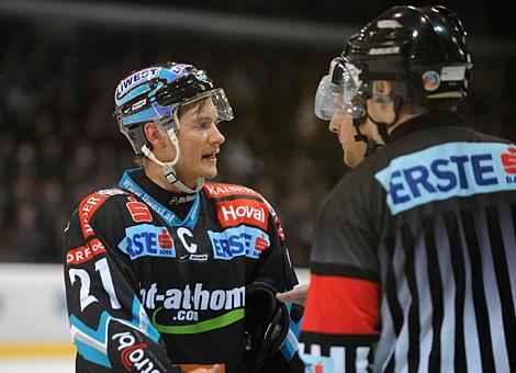 #21 Philipp Lukas, Liwest Black Wings Linz im Gespraech mit den Schiedsrichtern.