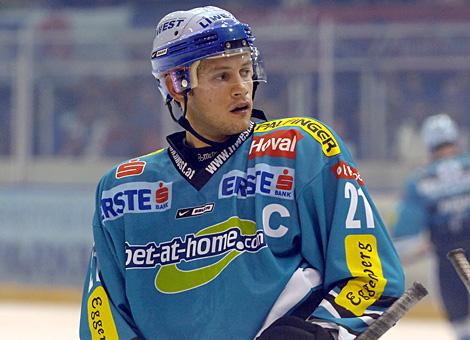 Der Kapitaen der Linzer #21 Philipp Lukas, Stuermer, EHC Liwest Black Wings Linz. 