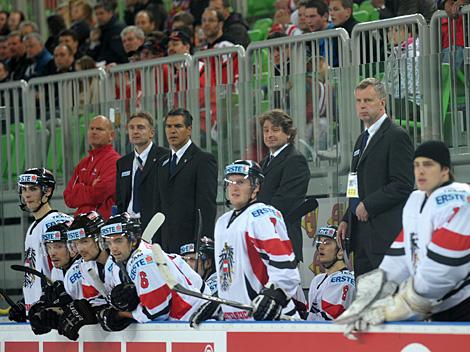 Team Austria Betreuerbank von links, im Anzug Co Trainer Christian Weber, Trainer Manny Viveiros, Arzt Dr. Guenter Bachler, Co Trainer Robert Daum. Oesterreich und Team Ukraine  