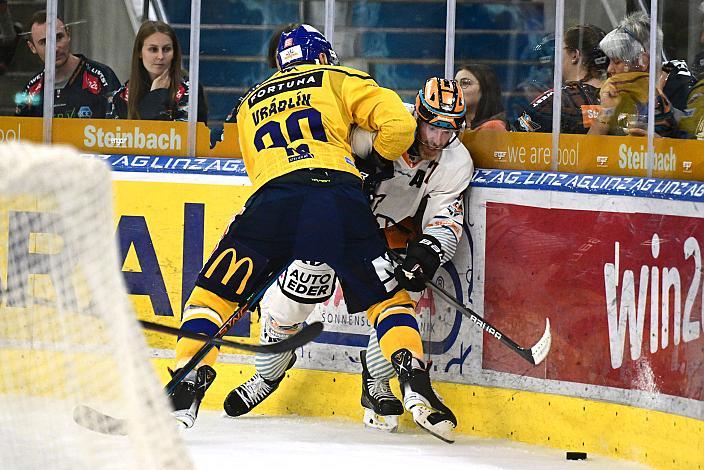 Roman Vrablik (Motor Ceske Budejovice), Sean Collins (Steinbach Black Wings Linz) Testspiel, Steinbach Black Wings Linz vs HC Motor Ceske Budejovice , Linz AG Eisarena 