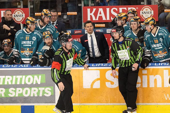 Schiedsrichter Ladislav Smetana,  Head Coach Philipp Lukas (Steinbach Black Wings Linz) Steinbach Black Wings Linz vs EC ID Wärmepumpen VSV, 47. Runde, Retro Night, ICE Hockey League, Steinbach Black Wings Linz, Linz AG Eisarena 