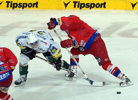 #24 Vojtech Polak, HC Energie Karlovy Vary, und die #8 Stepan Hrebejk, Stuermer, HC Mountfield, Budweis im Duell um den Puck.