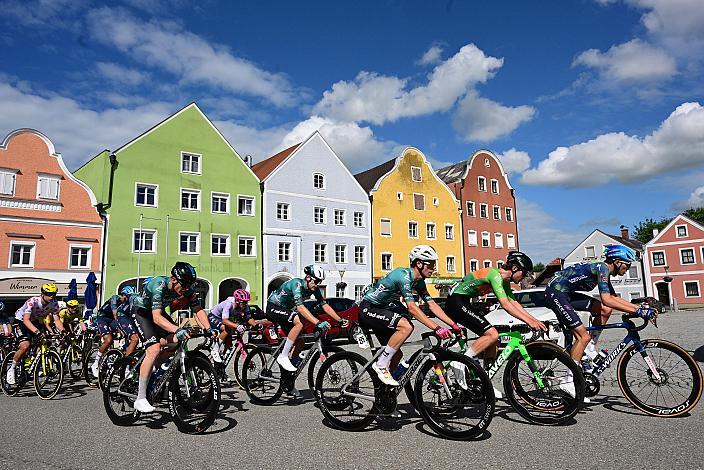 Das Peloton in Oberndorf am Inn, 2. Etappe Eferding - Reichersberg, Oberösterreich Rundfahrt