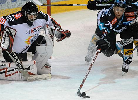 #79 Gregor Baumgartner, Stuermer, Liwest Black Wings Linz vor dem Tor des HK Acroni Jesenice, gehuetet von Gaber Glavic.