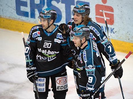 Brian Lebler, feiert das 1 zu 0, EHC Liwest Black Wings Linz vs HCB Suedtirol, 1. Viertelfinale