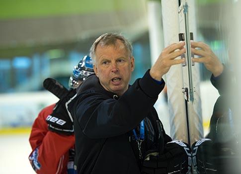 Trainer Robert Daum leitet das Training,  EHC Liwest Black Wings Linz