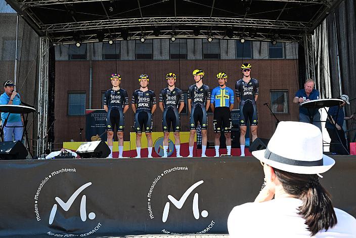 Team JEGG-SKIL-DJR mit Gesamtführender Elias Wändel (SWE, JEGG-SKIL-DJR) 1. Etappe,  51. Int. Oberösterreich Junioren Rundfahrt, Marchtrenk - Marchtrenk