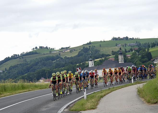 Das Feld der Fahrer vor Stift Schlierbach 3. Etappe Traun - Ternberg, Radsport 10. Int. OOE Rundfahrt