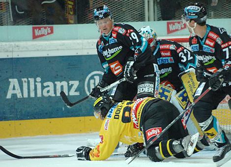 #19 Rob Shearer, EHC Liwest Black Wings Linz zwingt Christian Dolezal, Vienna Capitals auf das Eis.