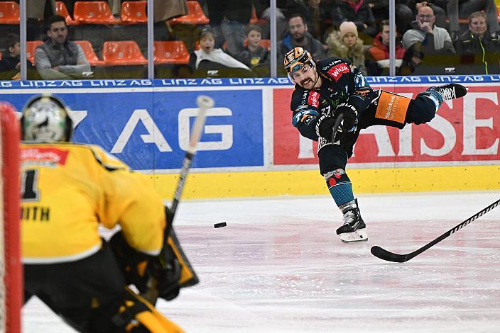 Shawn St.Amant (Steinbach Black Wings Linz), Tormann Jacob Smith (HC Pustertal Wölfe) Steinbach Black Wings Linz vs HC Pustertal Woelfe, ICE Eishockey Liga, Linz AG Eisarena