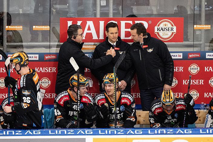 Assistent Coach Mark Szücs (Steinbach Black Wings Linz), Head Coach Philipp Lukas (Steinbach Black Wings Linz), Assistant Coach und Tormann Trainer Jürgen Penker (Steinbach Black Wings Linz) Steinbach Black Wings Linz vs Bemer Pioneers Vorarlberg, 40. Runde ICE Hockey League, Steinbach Black Wings Linz, Linz AG Eisarena 