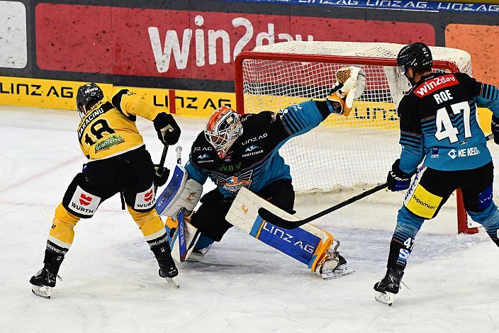 Nick Saracino (HC Pustertal Wölfe), Tormann Rasmus Tirronen (Steinbach Black Wings Linz), Logan Roe (Steinbach Black Wings Linz), 19. Runde ICE, Steinbach Black Wings Linz vs HC Pustertal Wölfe, Linz AG Eisarena 