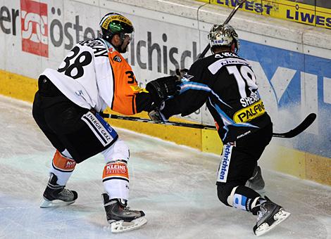 Rob Shearer Liwest Black Wings Linz vs. Yannik Tremblay Moser Medical Graz 99ers