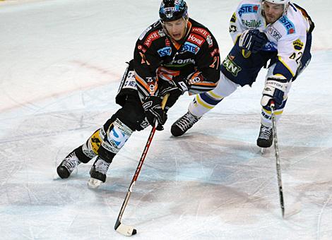 Philipp Lukas Liwest Black Wings Linz verfolgt von Conrad Martin KHL Medvescak Zagreb 