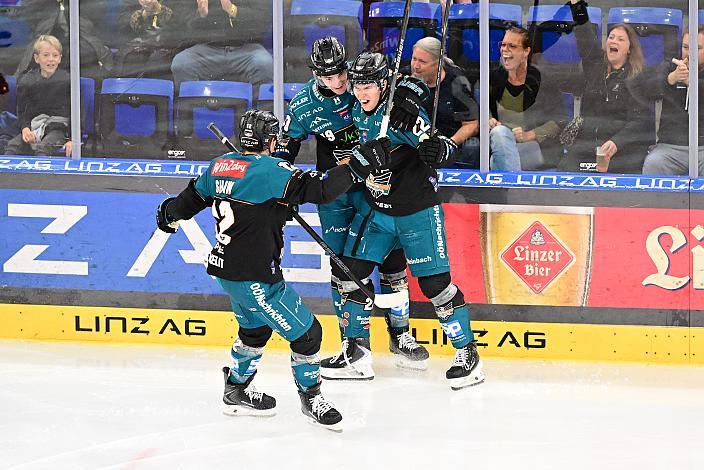 Luca Erne (Steinbach Black Wings Linz) feiert mit Graham Knott (Steinbach Black Wings Linz) das Tor zum 2 zu 1, 8. Runde ICE, Steinbach Black Wings Linz vs EC KAC, Linz AG Eisarena 