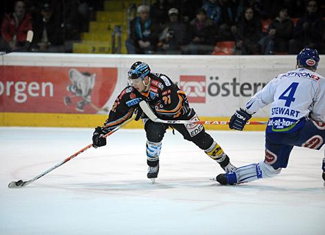 Philipp Lukas Liwest Black Wings Linz ueberspielt Michael Stewart EC VSV