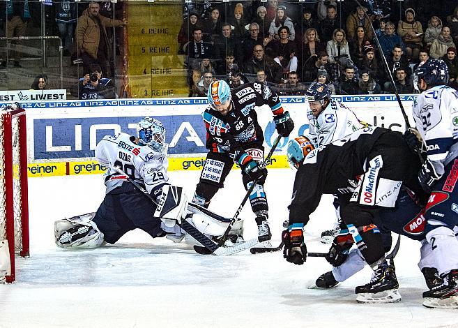 Im Bild: Tormann Michael Ouzas (Hydro Fehervar AV 19), Dan DaSilva (EHC Liwest Black Wings Linz) erzielt das 5 zu 1,  Eishockey,  EHC Liwest Black Wings Linz vs Hydro Fehervar AV 19