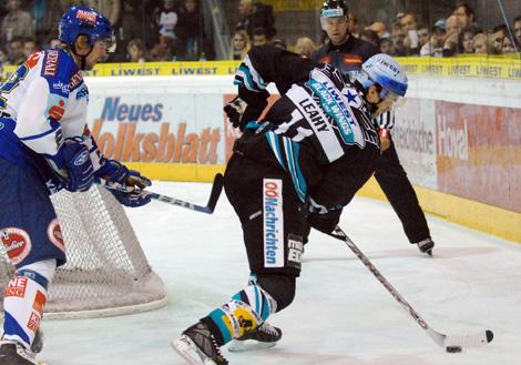 #71 Patrick Leahy, Liwest Black Wings Linz im Duell um den Puck mit der #22 Thomas Pfeffer, VSV.