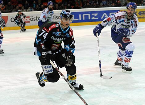 #74 Daniel Oberkofler, Liwest Black Wings Linz, im Angriff.