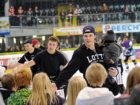 Danny Irmen, mit NAchwuchs und jungen Fans, EHC Liwest Black Wings Linz vs. Moser Medical Graz 99ers