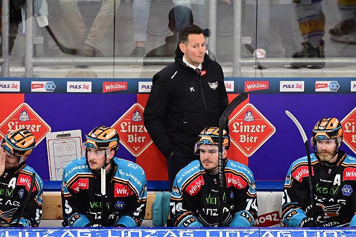 Head Coach Philipp Lukas (Steinbach Black Wings Linz)  Win2Day ICE Hockey League,  Steinbach Black Wings Linz vs  EC VSV,  Linz AG Eisarena 