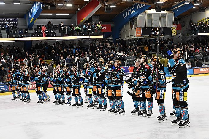 Das Team der Steinbach Black Wings Linz feiern den Heimsieg über die  Laibacher, Win2Day ICE Hockey League,  Steinbach Black Wings Linz vs Olimpija Ljubljana,  Linz AG Eisarena