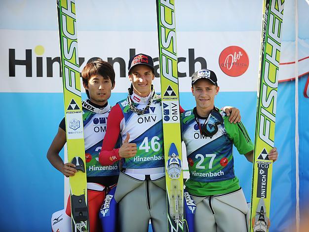 im Bild das Siegespodest in Hinzenbach von links, 2. Platz Daiki Ito, Japan, Sieger Gregor Schlierenzauer, 3. Platz Roman Koudelka, CZE