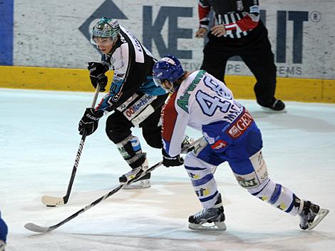 Daniel Oberkofler, Linz und Kenneth MacAulay, ZAgreb EHC Liwest Black Wings Linz vs. KHL Medvescak Zagreb, Platzierungsrunde