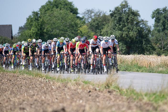 Das Feld der Fahrer bei Bad Wimsbach 46. Int. Keine Sorgen,  Junioren Rundfahrt UCI Kat. MJ 2.1, 3. Etappe Bad Wimsbach/Neydharting - Strass im Attergau