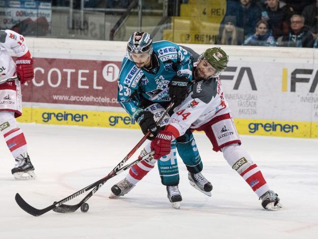 Fabio Hofer (EHC Liwest Black Wings Linz) und Michele Marchietti (HCB Suedtirol Alperia) EHC Liwest Black Wings Linz vs HCB Suedtirol Alperia 3. Viertelfinale