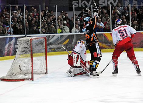 Markus Matthiasson Liwest Black Wings Linz jubelt Tormann David Leneveu EC Red Bull Salzburg geschlagen