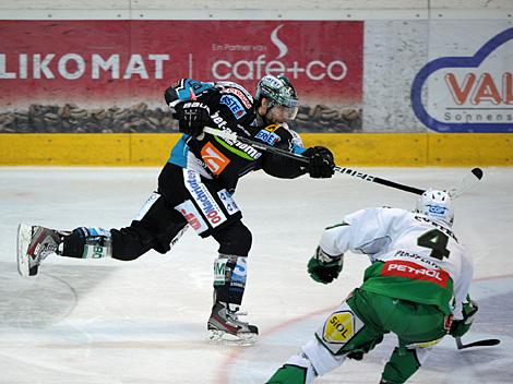 Adrian Veideman, Verteidiger, Linz und Igor Cvetec, Laibach, EHC Liwest Black Wings Linz vs. HDD Tilia Olimpija Ljubljana, 3. Semifinale