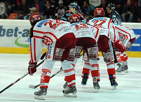 Die Spieler des KAC vor dem Bully.
