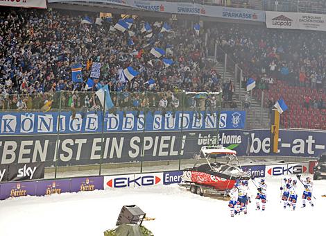 Die Villacher Adler feiern mit ihren Fans den Sieg im Stadion Klagenfurt