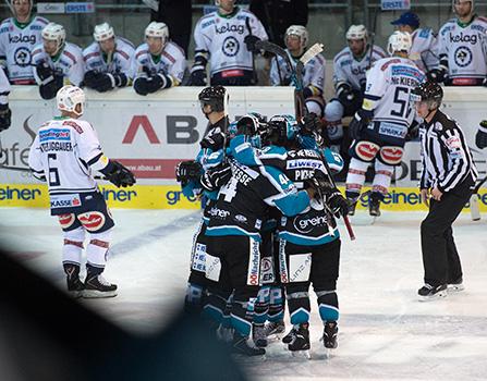 Die Black Wings feiern, EHC Liwest Black Wings Linz vs EC VSV