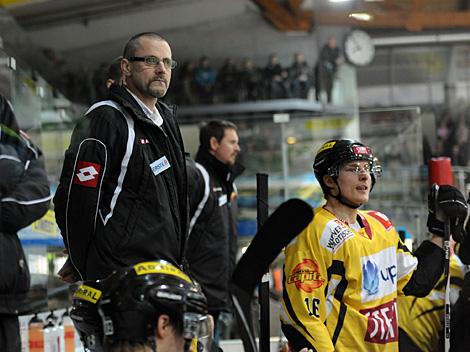 Die Spielerbank der Vienna Capitals, mit Trainer Tommy Samuelsson, EHC Liwest Black Wings Linz vs. UPC Vienna Capitals, Viertelfinale