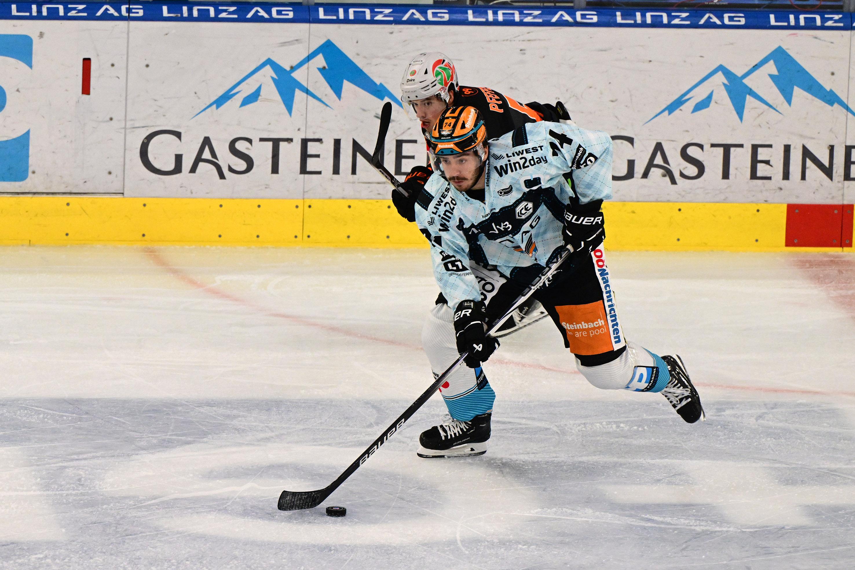 Nico Feldner (Steinbach Black Wings Linz), Jacob Pfeffer (Moser Medical Graz 99ers), Oktoberfest, Steinbach Black Wings Linz vs Moser Medical Graz 99ers, Linz AG Eisarena