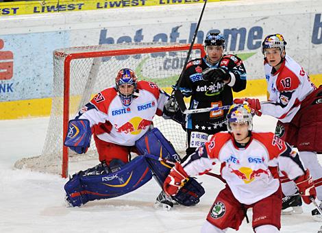 #25 Mark Szuecs, Liwest Black Wings Linz vor dem Tor der Salzburger gehuetet von Jordan Parise, Red Bulls Salzburg. 