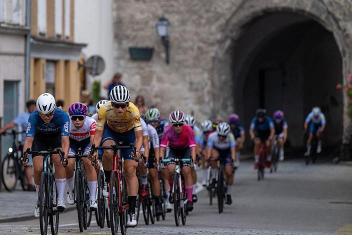 Siegerin Petra Zsanko (HUN, Massi Tactic Womens Team) und das Peleton Damen Elite mir Elisa Winter (AUT, Union Raiffeisen Radteam Tirol) , U23, Cycling League Austria Radliga, Kriterium Braunau am Inn, OÖ