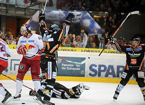 Pat Leahy und Philipp Lukas Liwest Black Wings Linz feiern das 1 zu 0 vs EC Red Bull Salzburg