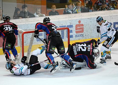 #46 Christoph Ibounig, Liwest Black Wings Linz trifft zum 1 zu1 gegen den ERC Ingolstadt.