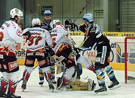 #7 Jean-Francois David, Verteidiger, Liwest Black Wings Linz raeumt vor dem eigenen Tor auf.