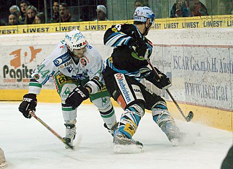 #79 Gregor Baumgartner, Liwest Black Wings Linz im Duell mit der #44 Andrej Tavzelj, HDD Olimpija Ljubljana.