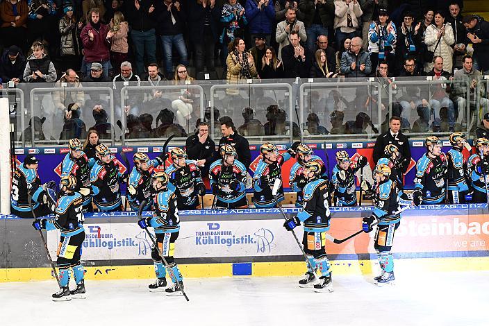 Die Steinbach Black Wings Linz feiern das Tor zum 3 zu 4 an der Bande, Win2Day ICE Hockey League,  1. Viertelfinale, Steinbach Black Wings Linz vs Moser Medical Graz 99ers,  Linz AG Eisarena