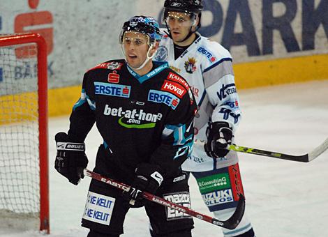 # 79 Gregor Baumgartner, Stuermer, EHC Liwest Black Wings Linz bewacht von der #44 Andreas Bystroem, Alba Volan Szekesfehervar.