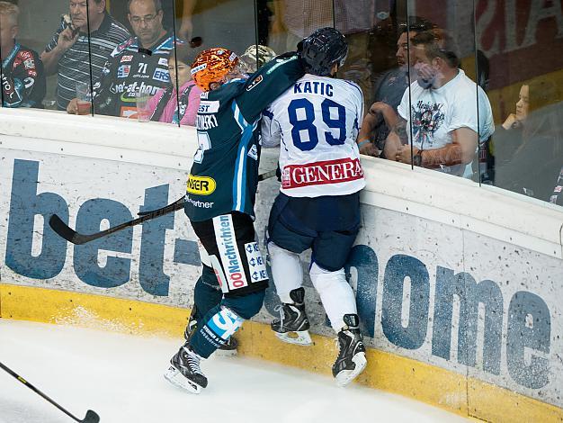 Kevin Macierzynski, EHC Liwest Black Wings Linz, und Mark Katic, Zagreb, EHC Liwest Black Wings Linz vs KHL Medvescak Zagreb          